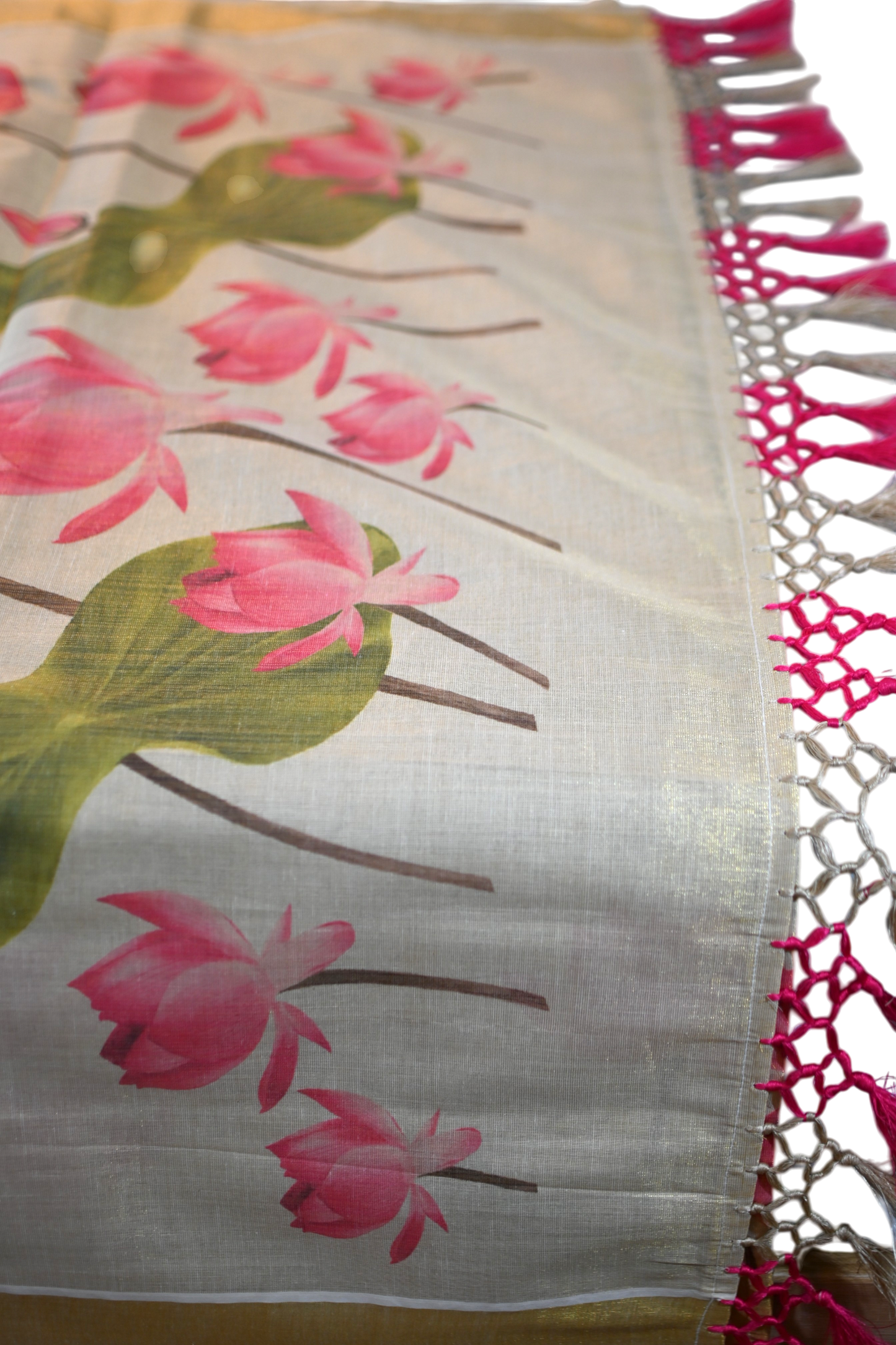 Eleganter beiger Leinensari mit rosa Lotusmotiven, goldenem Rand und verstellbarer Konfektionsbluse